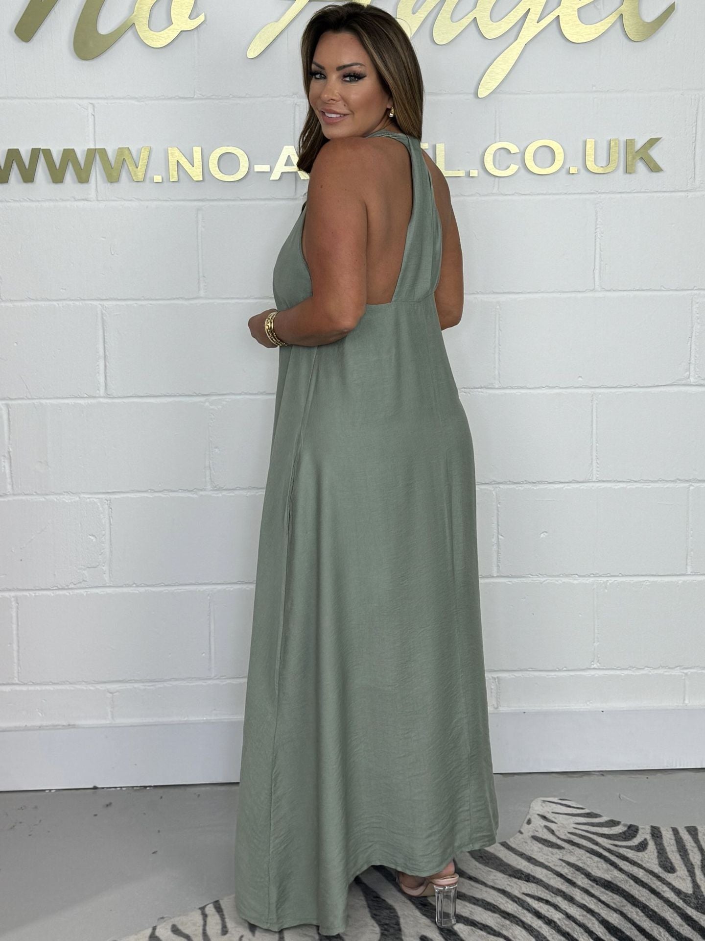 Dámské splývavé maxi šaty do T vzadu 2024