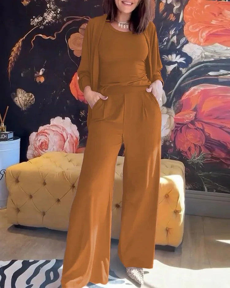 Měkká, pohodlná a ležérní třídílná souprava