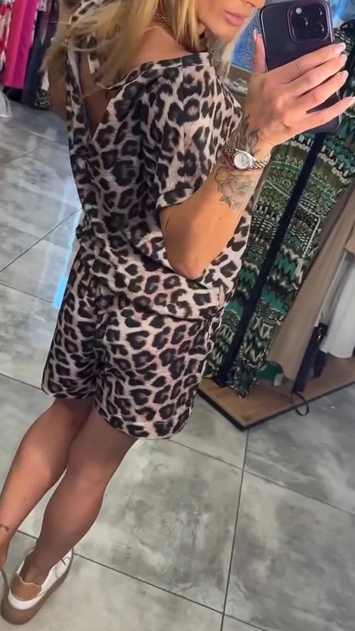 Dámská halenka a ležérní kraťasy s leopardím vzorem