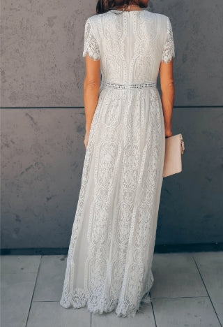 Dlouhé krajkové šaty s výstřihem do V a krátkými rukávy