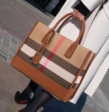 Moderní klasická dámská peněženka z kostkované hovězí kůže