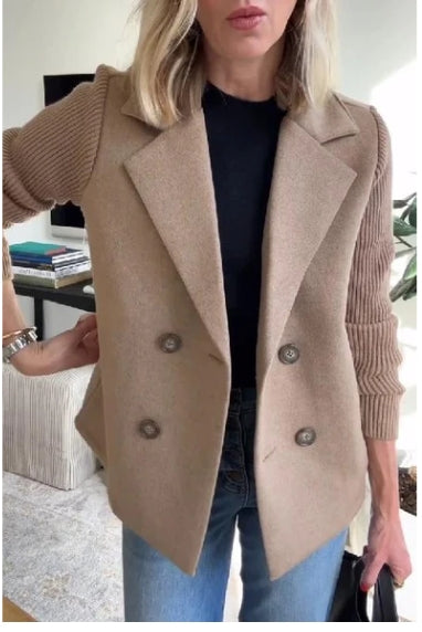 Dámský ležérní kabát s patchworkovým rukávem s klopovým knoflíkem a dvěma kapsami na bocích