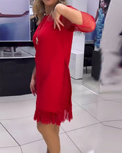 Jednobarevné šaty s flitry a prošíváním