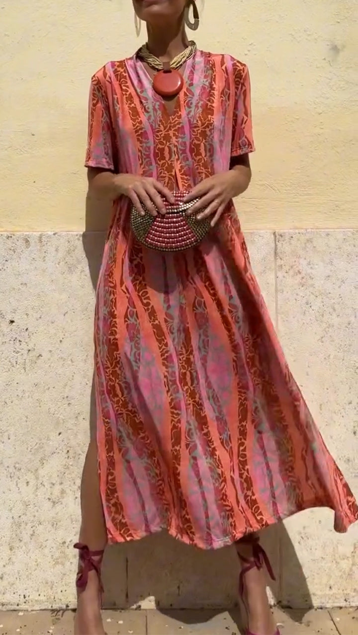 Dámské ležérní šaty s výstřihem do V, vertikálním potiskem a rozparkem