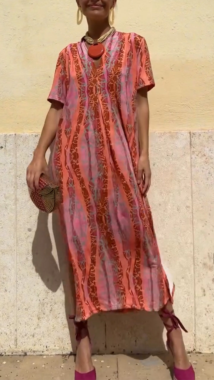 Dámské ležérní šaty s výstřihem do V, vertikálním potiskem a rozparkem