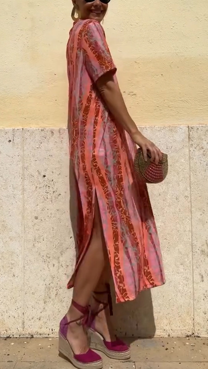 Dámské ležérní šaty s výstřihem do V, vertikálním potiskem a rozparkem