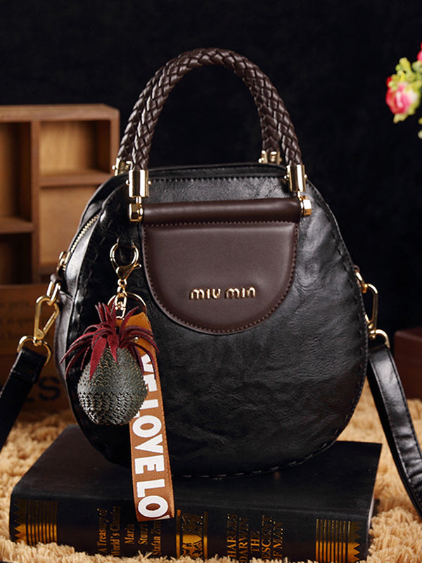 Vintage kožené kabelky kulatého tvaru se střapci. Taška přes rameno