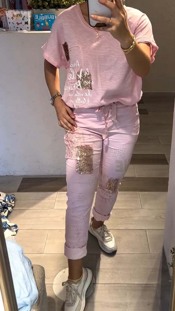 Dámský neformální set topu a kalhot s výstřihem do V s potiskem zlatého razítka