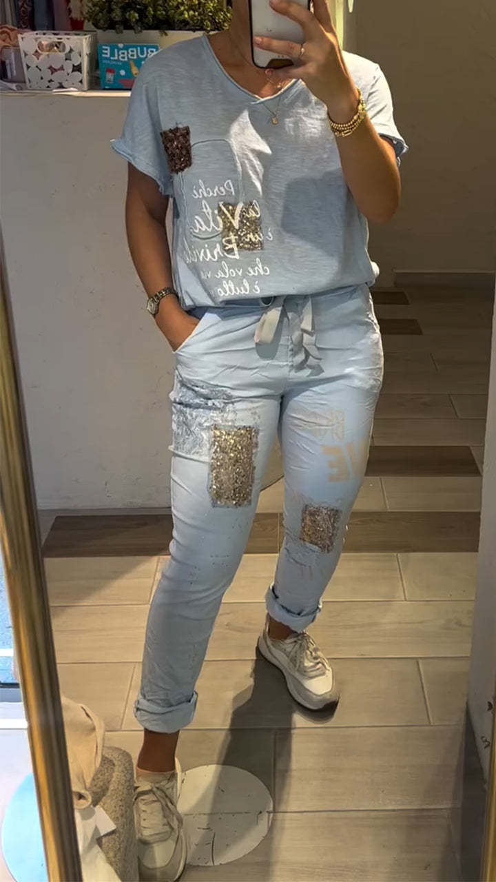 Dámský neformální set topu a kalhot s výstřihem do V s potiskem zlatého razítka