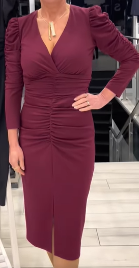 Elegantní dámské šaty s plisovaným výstřihem do V