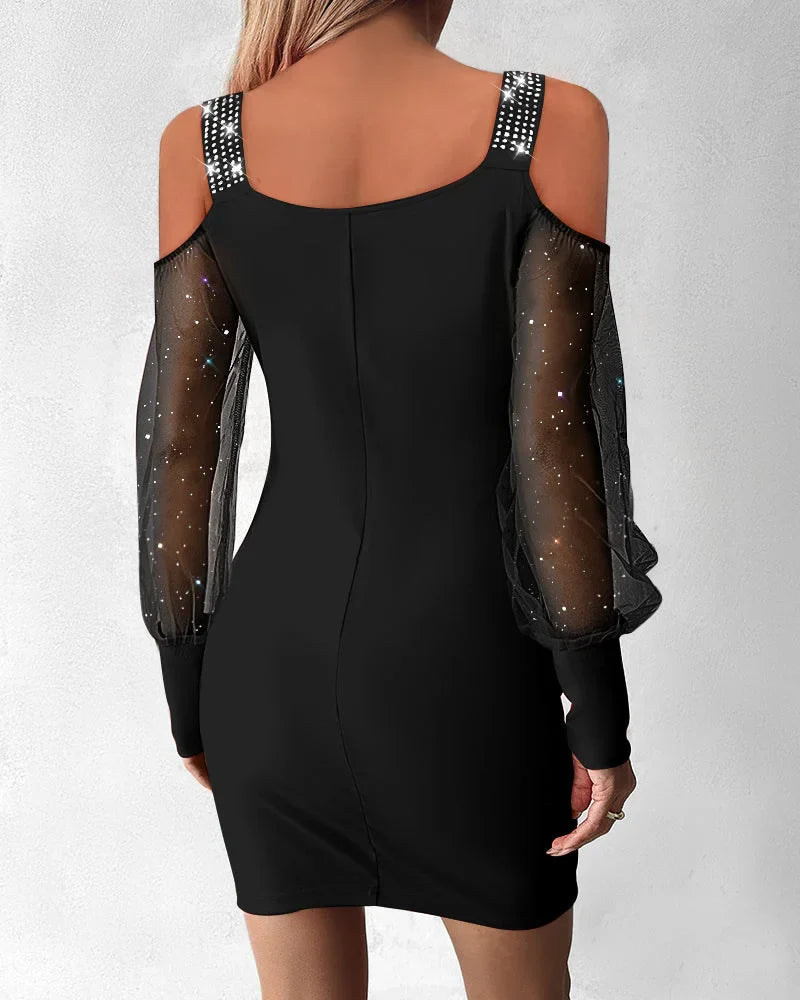 Přiléhavé šaty s odhalenými rameny, sklady a patchworkem z průsvitného tylu s flitry