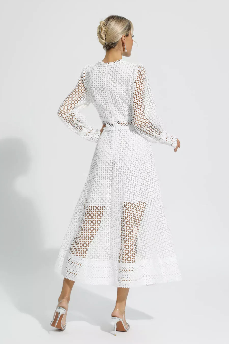 Dlouhé šaty s výstřihem s dlouhým rukávem