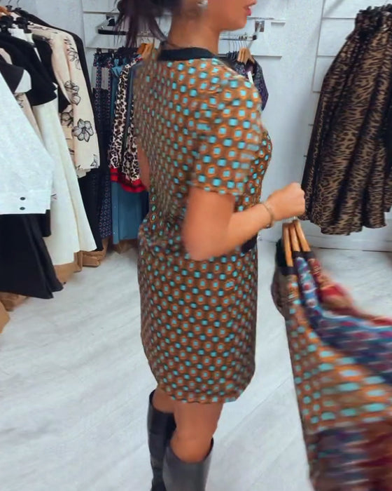 Moderní puntíkované šaty s krátkým rukávem a kulatým výstřihem