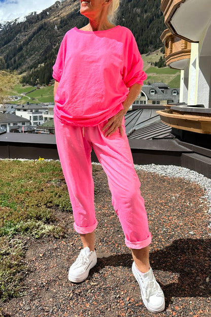 Dámská ležérní jednobarevná souprava s kulatým výstřihem a dutým výstřihem