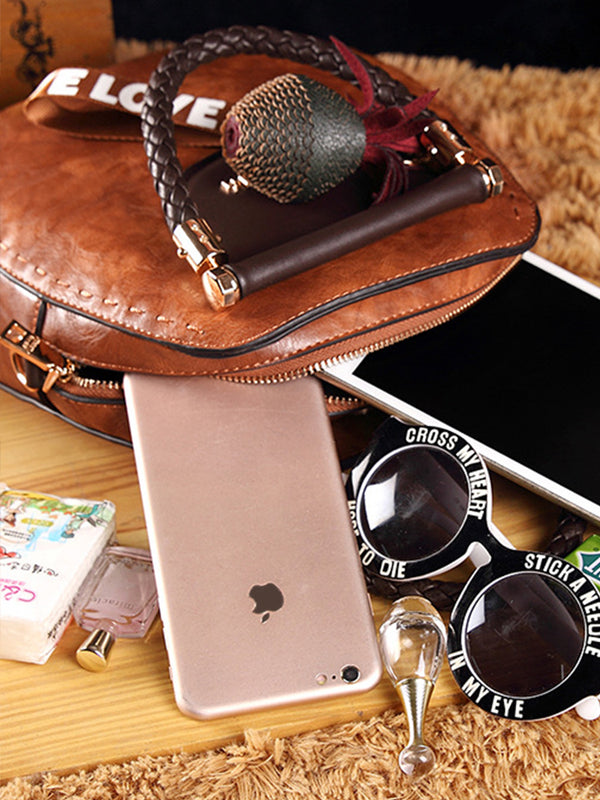 Vintage kožené kabelky kulatého tvaru se střapci. Taška přes rameno