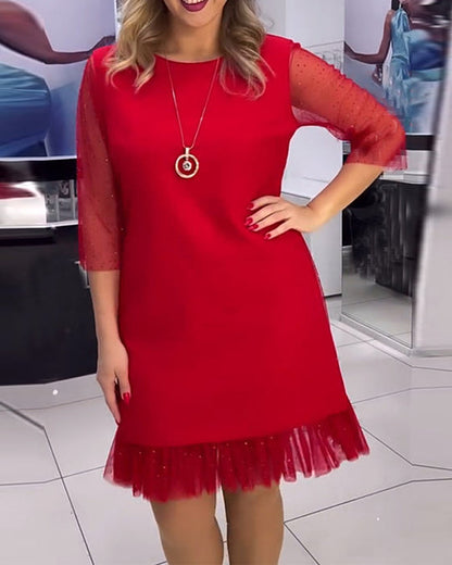 Jednobarevné šaty s flitry a prošíváním