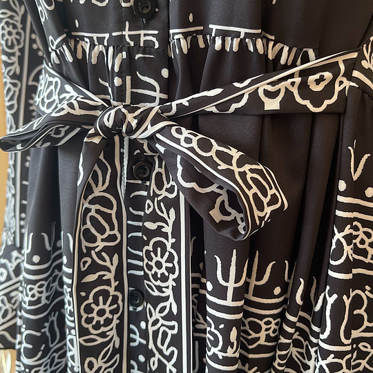 Volné dívčí šaty s potiskem a výstřihem do V