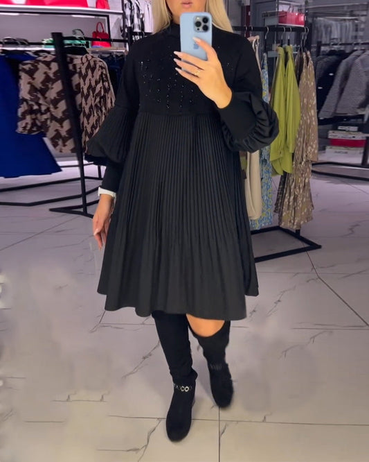 Šaty s balonovými rukávy a vysokým výstřihem