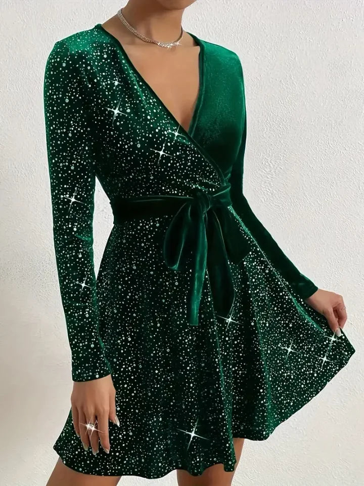 Elegantní sametové šaty s výstřihem do V