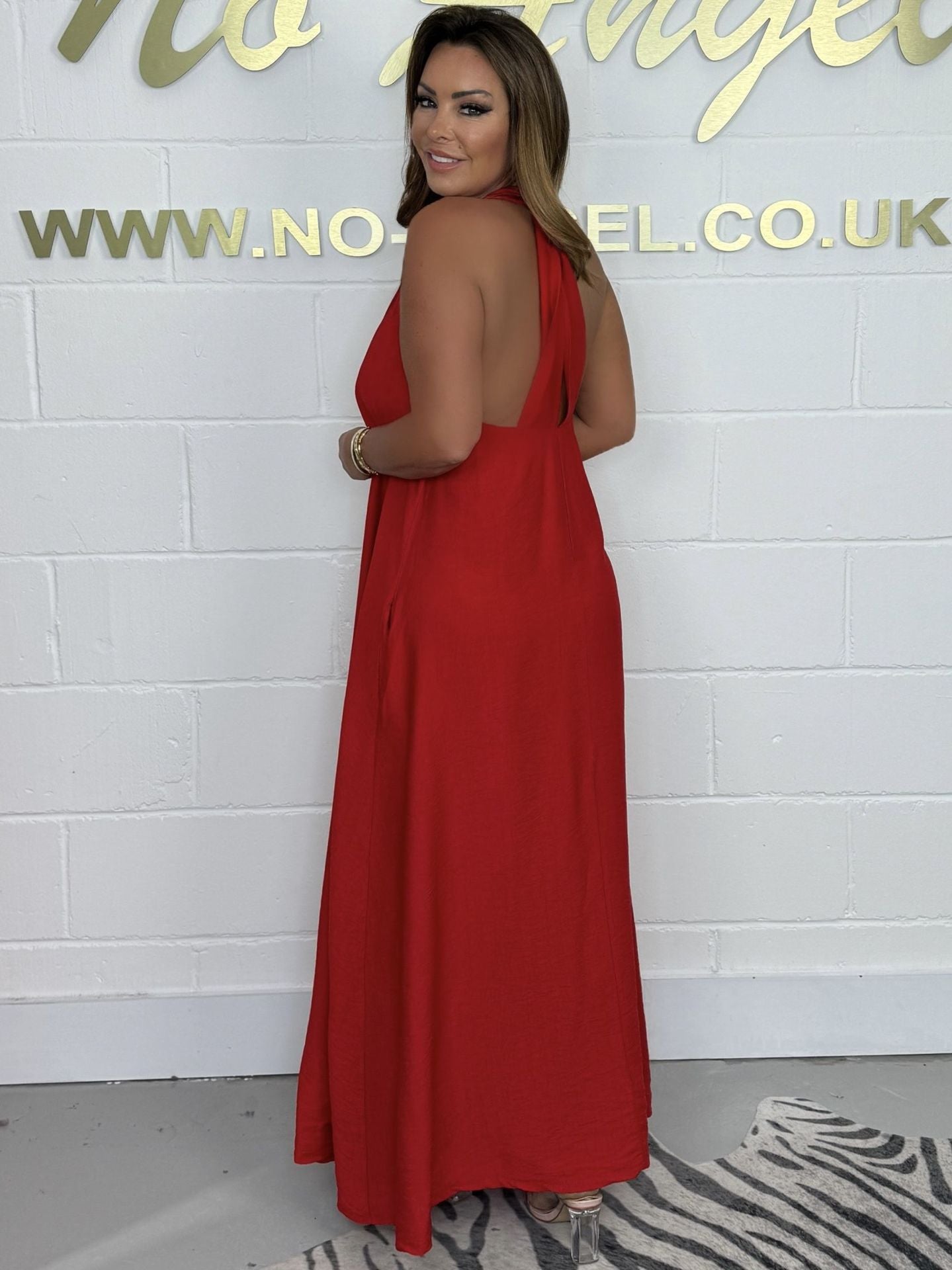 Dámské splývavé maxi šaty do T vzadu 2024