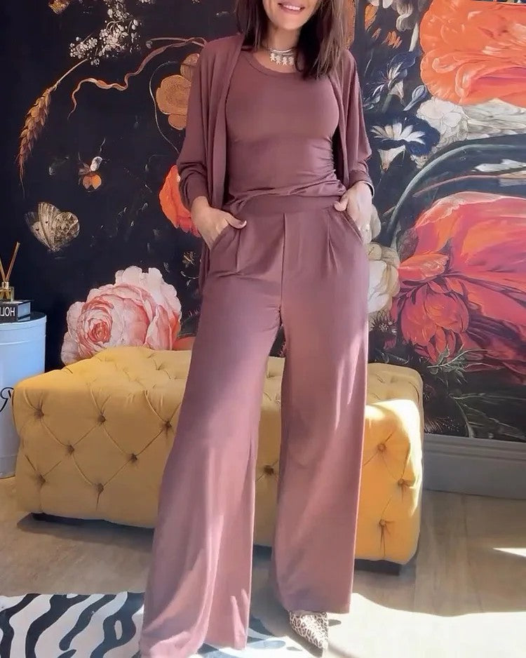 Měkká, pohodlná a ležérní třídílná souprava