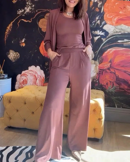 Měkká, pohodlná a ležérní třídílná souprava