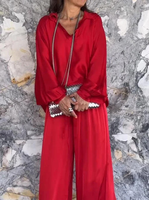 Saténový kalhotový kostým s výstřihem do V