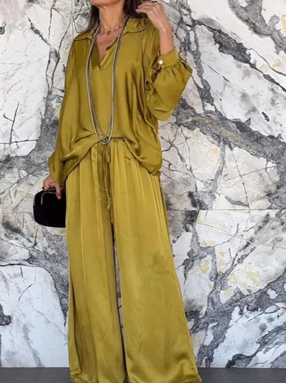 Saténový kalhotový kostým s výstřihem do V