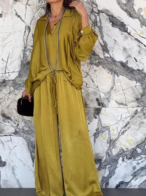 Saténový kalhotový kostým s výstřihem do V