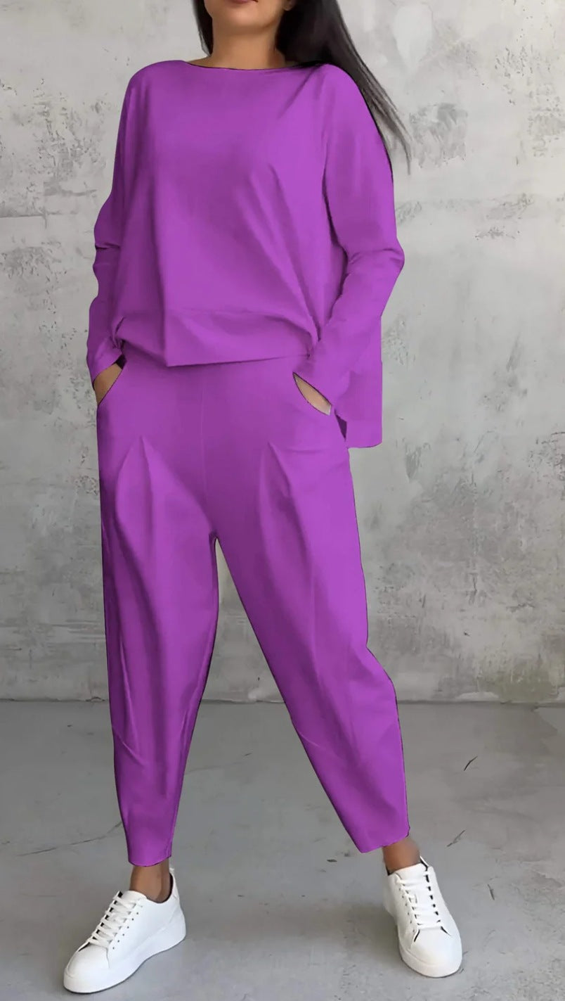 Neformální dvoudílný oblek s kulatým výstřihem a dlouhými rukávy