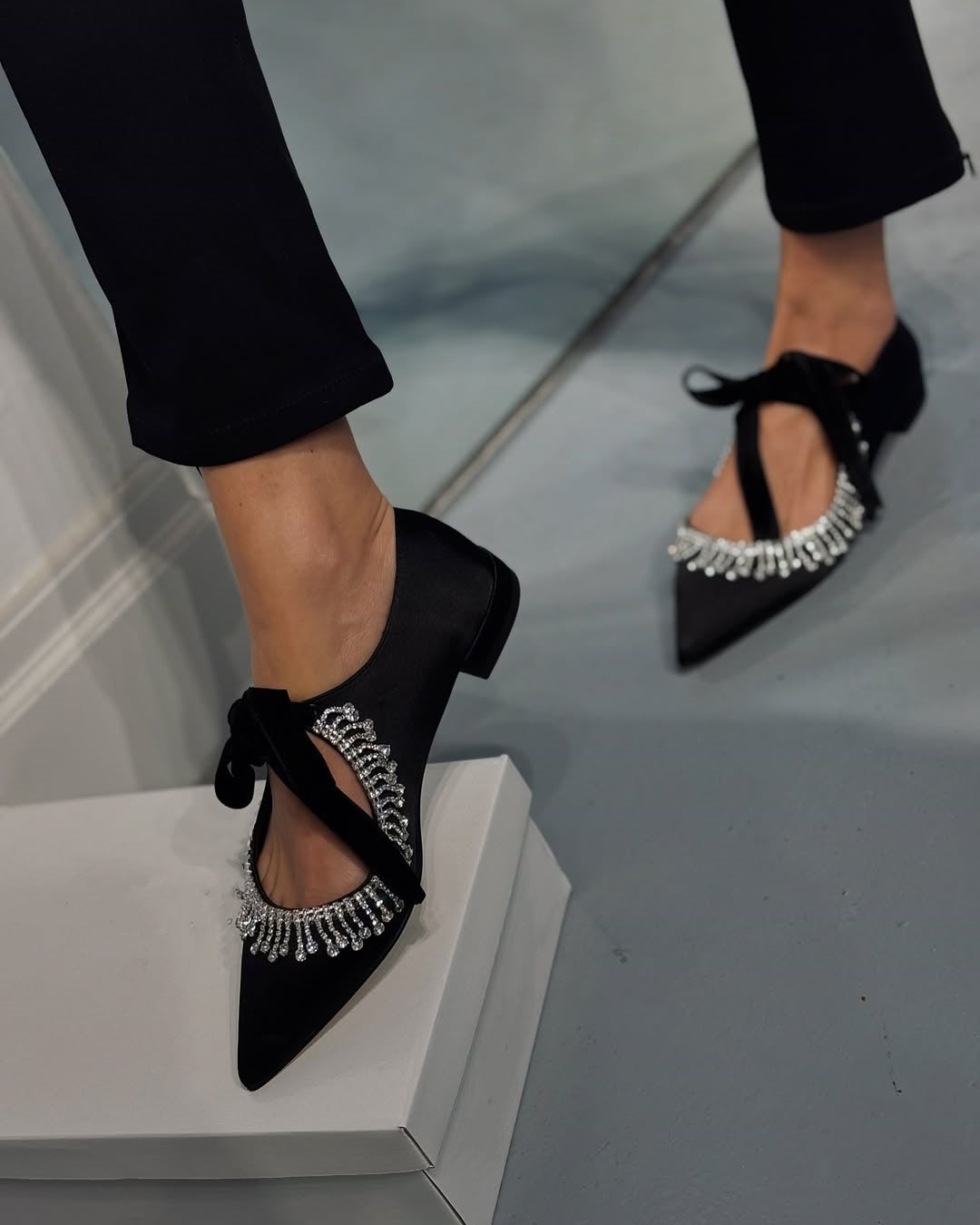 Jemné nízké boty, zdobené diamanty