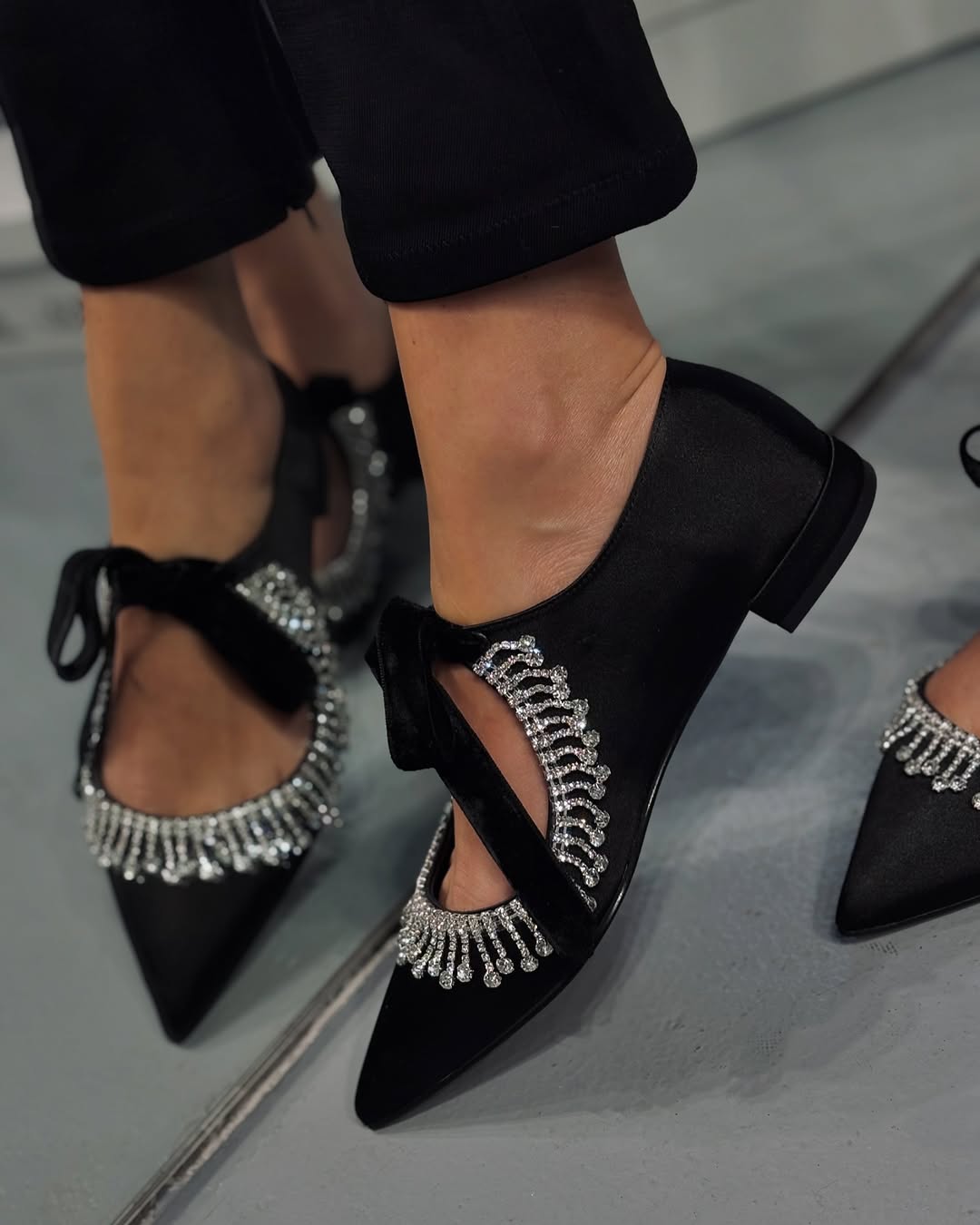 Jemné nízké boty, zdobené diamanty