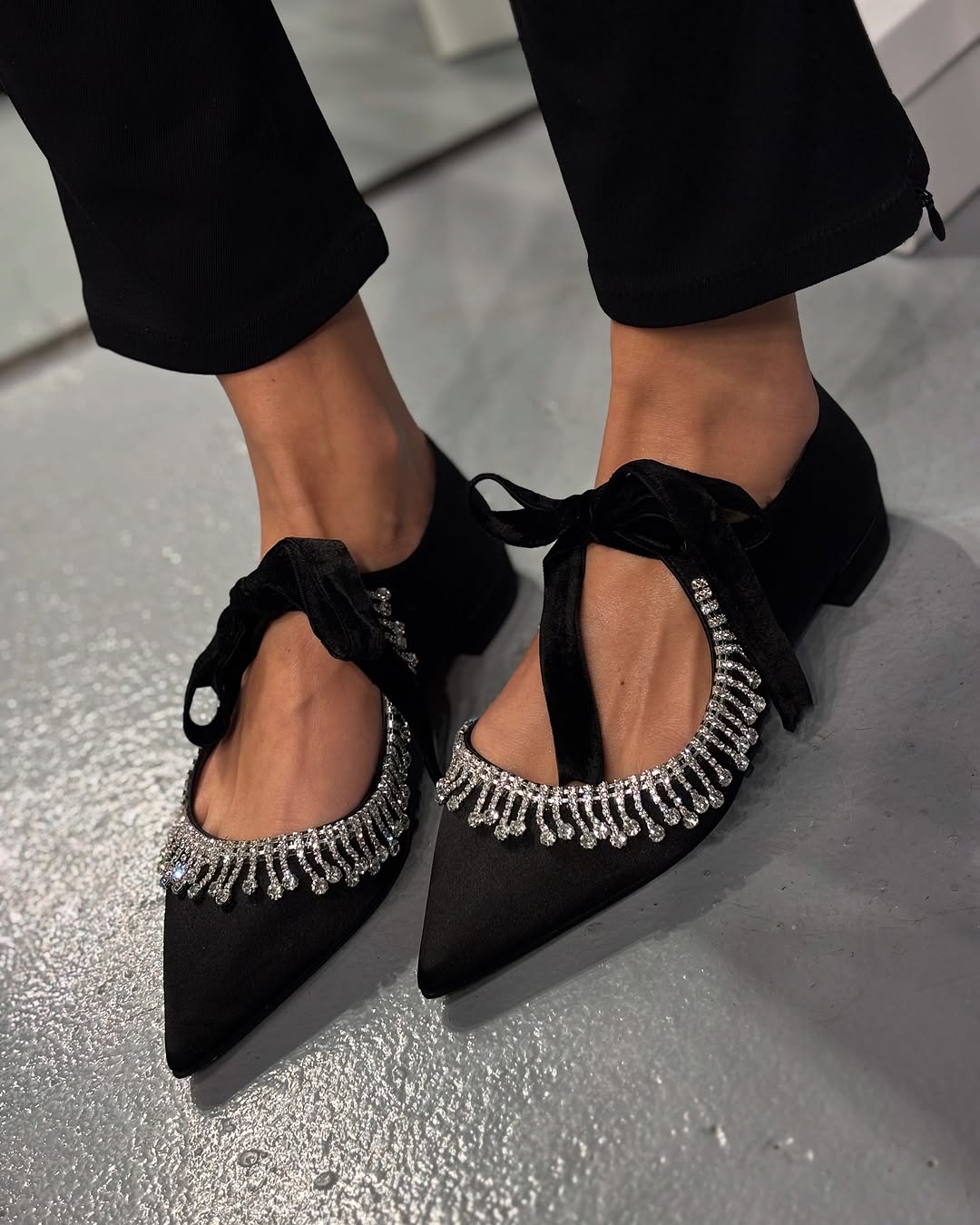 Jemné nízké boty, zdobené diamanty