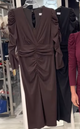 Elegantní dámské šaty s plisovaným výstřihem do V