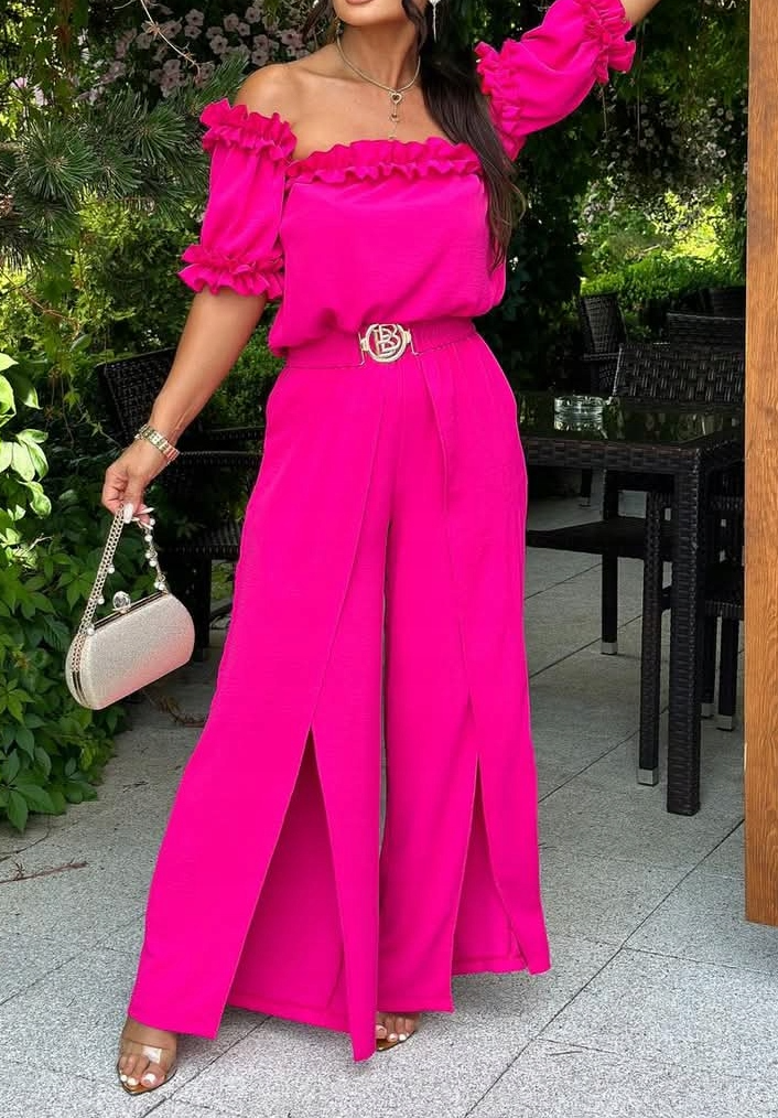 Stylový a moderní dámský overal s volánky a rozparkem na jednom rameni