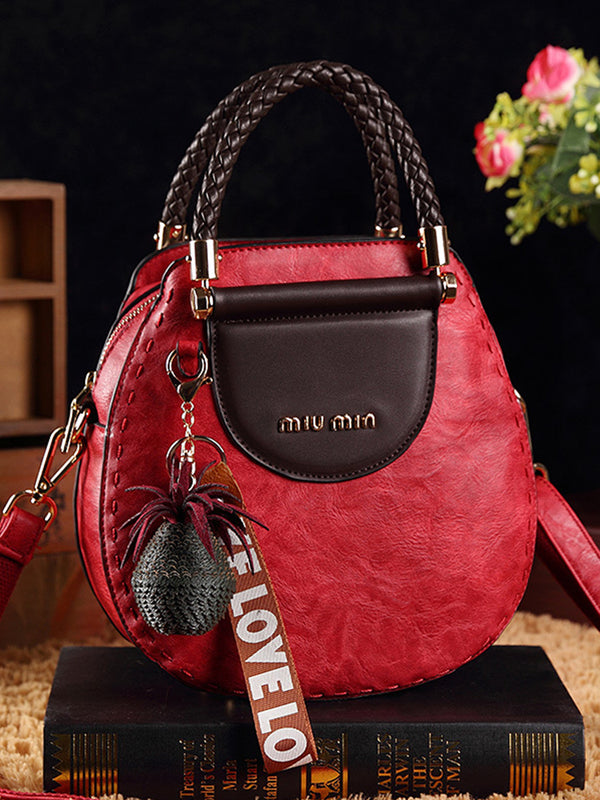 Vintage kožené kabelky kulatého tvaru se střapci. Taška přes rameno