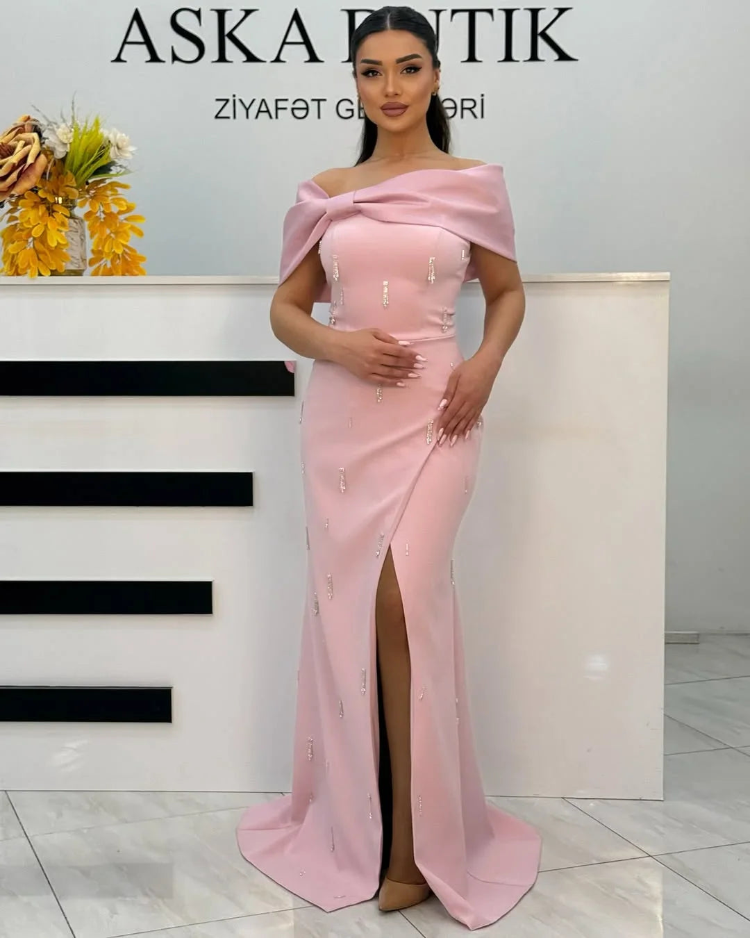 Elegantní a jednoduché večerní šaty s rozparkem a trubkovým vrškem