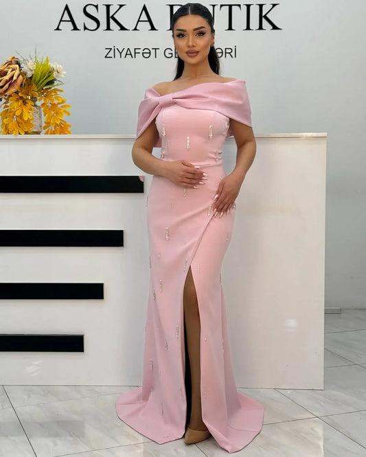 Elegantní a jednoduché večerní šaty s rozparkem a trubkovým vrškem