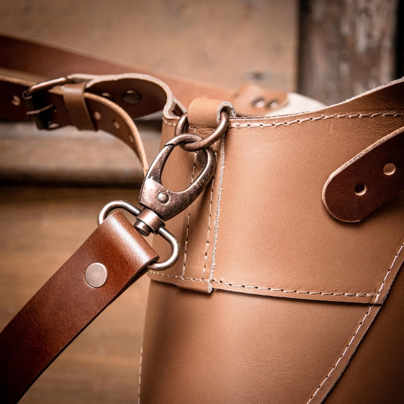 Ručně vyrobená kožená taška. Unikátní, stylová a odolná kabelka. Skvělý dárek. Tohle není čínská kabelka. Můžete si to přizpůsobit.