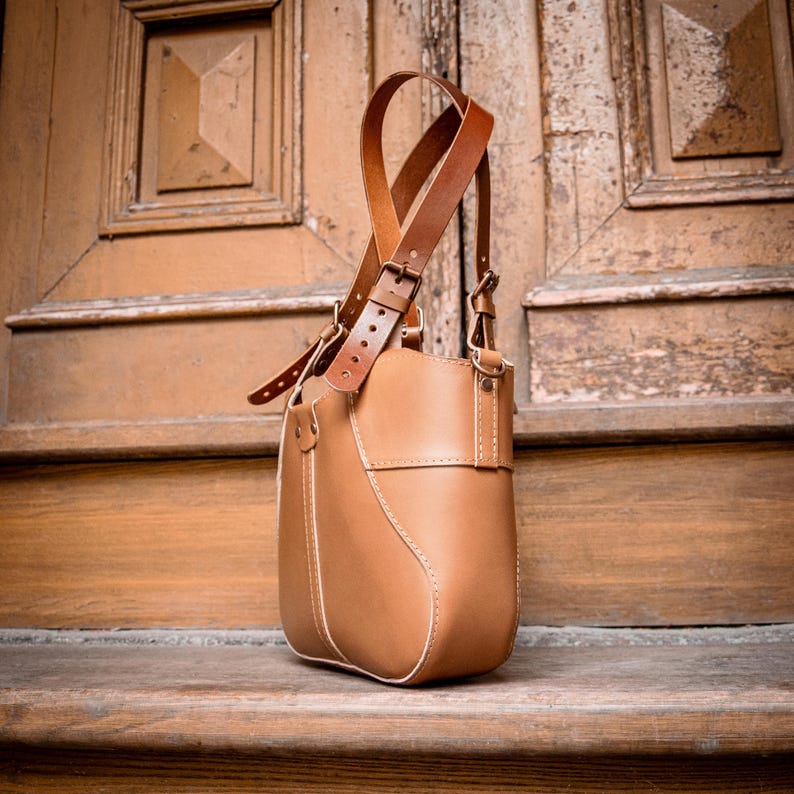 Ručně vyrobená kožená taška. Unikátní, stylová a odolná kabelka. Skvělý dárek. Tohle není čínská kabelka. Můžete si to přizpůsobit.