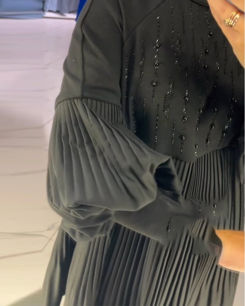 Šaty s balonovými rukávy a vysokým výstřihem