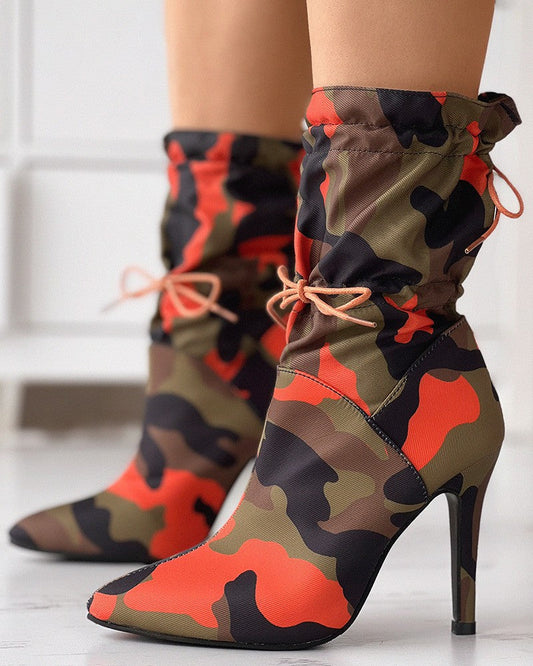 Kozačky na jehlovém podpatku s maskáčovým potiskem