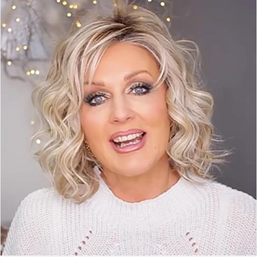 Modrá objemná krátká vlnitá paruka