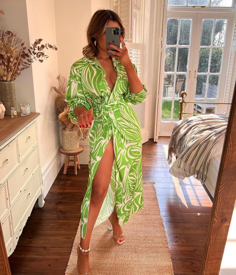 šaty s hlubokým výstřihem do V