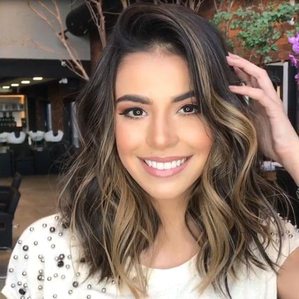 👩‍🦱 Středně dlouhé kudrnaté vlasy pro ženy s velkými vlnami a hnědým přechodem