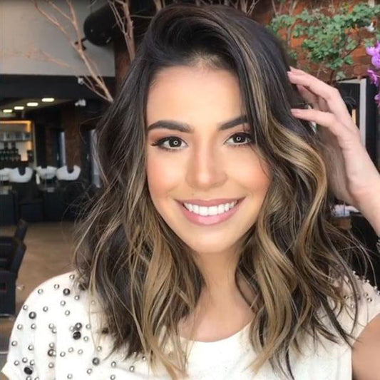 👩‍🦱 Středně dlouhé kudrnaté vlasy pro ženy s velkými vlnami a hnědým přechodem